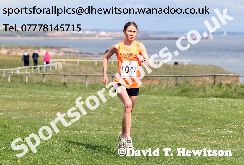 Rosie Smith (Durham City) leads the womens Pier to Pier, South Shields. Photo: David: David T. Hewitson/Sports for All Pics
